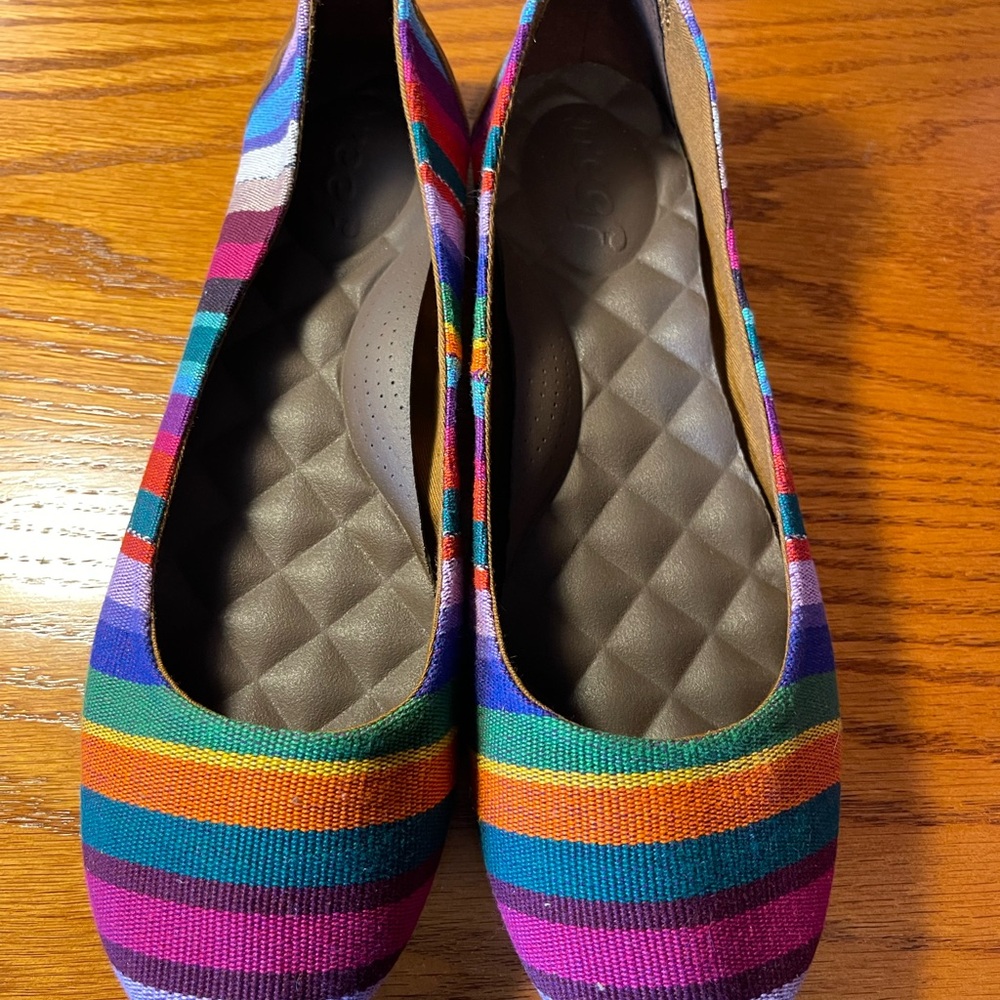 NWOB Reef (sold by Eddie Bauer) Colorful Striped Women's Flats (10 medium)